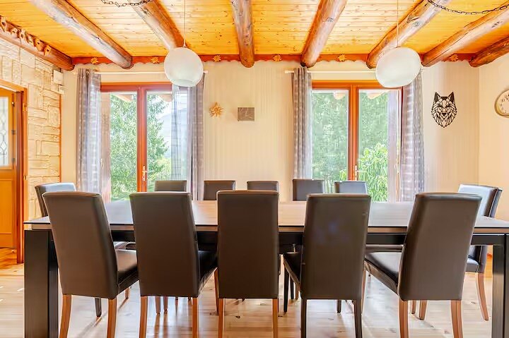 La terrasse et sa grande table